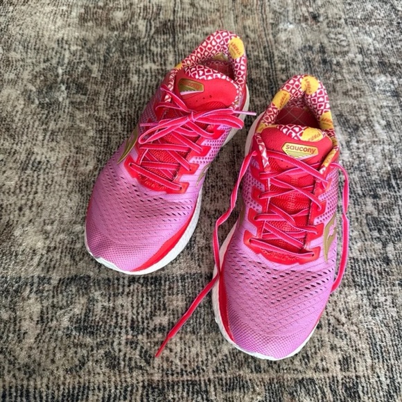 Saucony Women’s Triumph 18 'Galentine's Day' Hot Pink/Red
size 8.5 - Picture 4 of 12